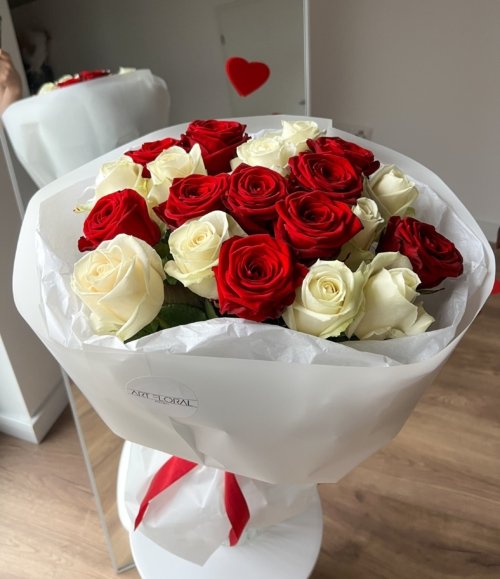 Blumenstrauß Liebesduett mit roten und weißen Rosen