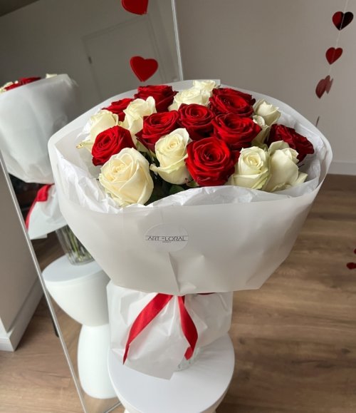 Rote und weiße Rosen im Blumenstrauß Liebesduett