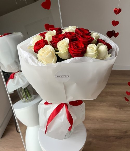 Blumenstrauß Liebesduett klassische rote und weiße Rosen