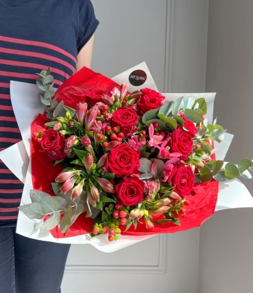 Blumenstrauß „Liebe in Rot“ mit roten Rosen und Eukalyptus