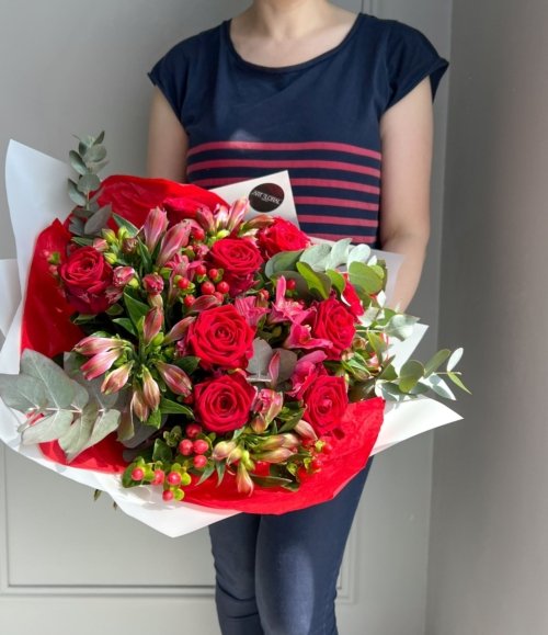 Frischer Blumenstrauß mit Alstroemerien und Hypericum