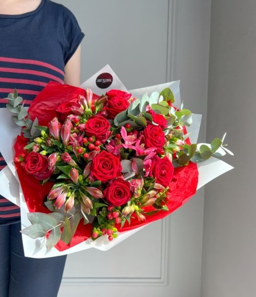 Detailaufnahme roter Rosen im romantischen Strauß