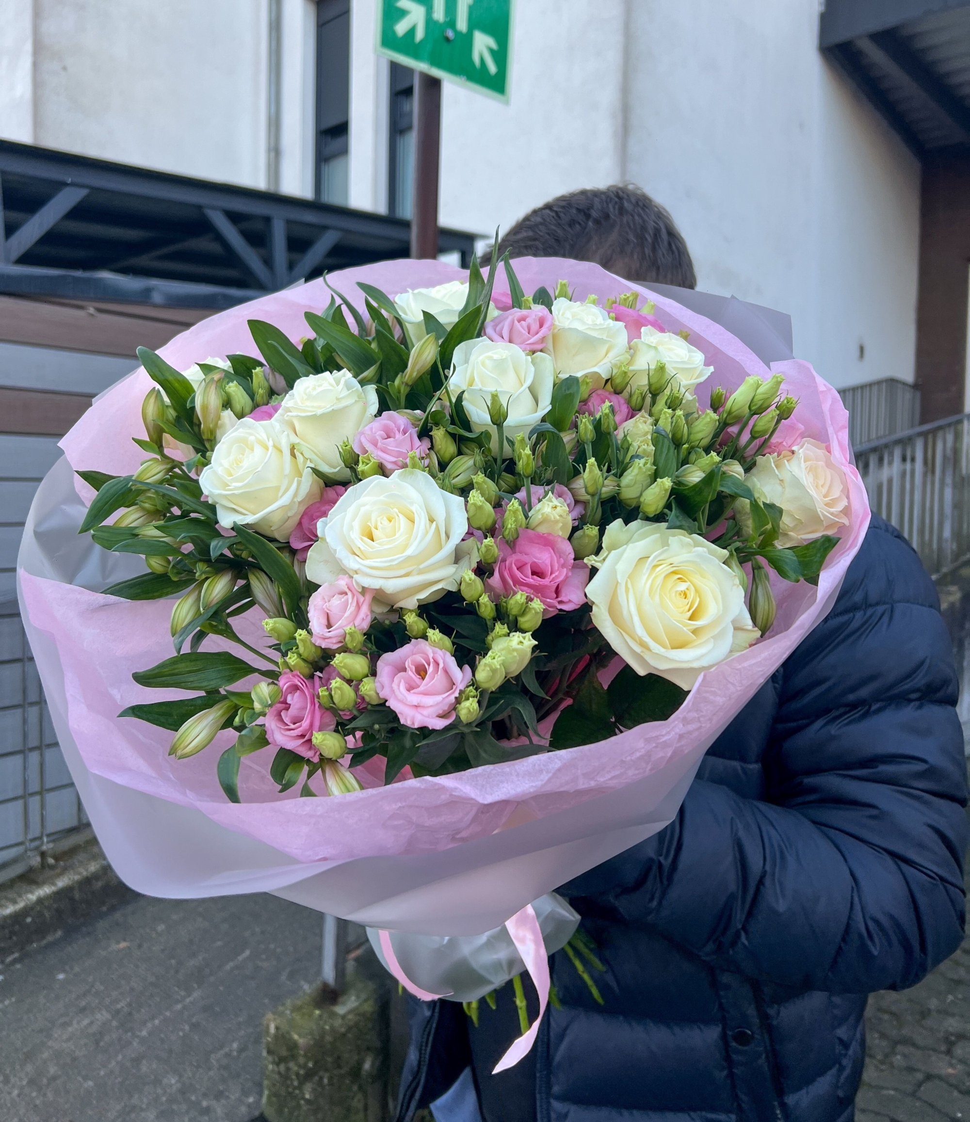 Blumenstrauß mit weißen Rosen, Alstroemerien und rosa Lisianthus
