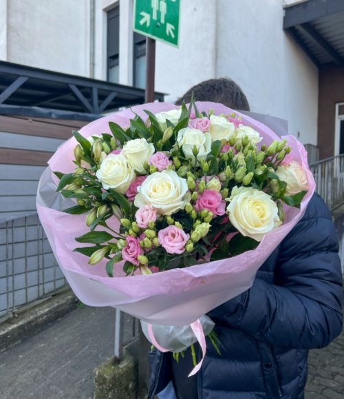 Eleganter Blumenstrauß aus weißen Rosen und rosa Lisianthus