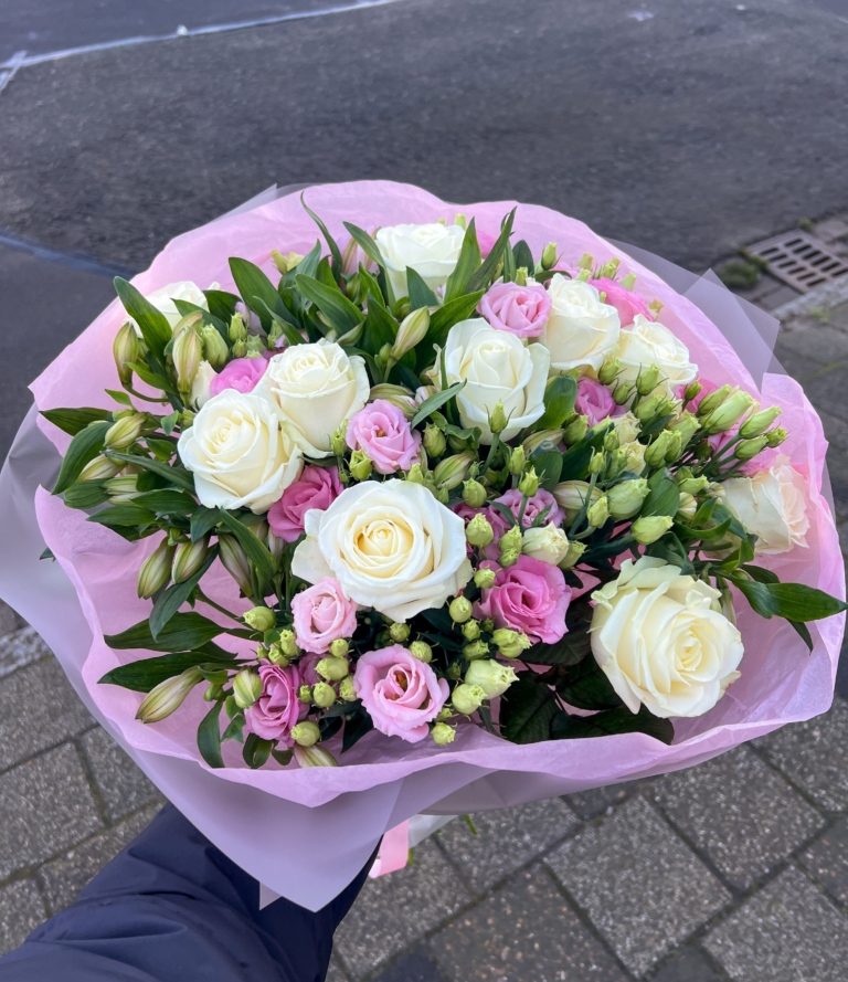 Romantischer Blumenstrauß in Weiß und Rosa mit Alstroemerien