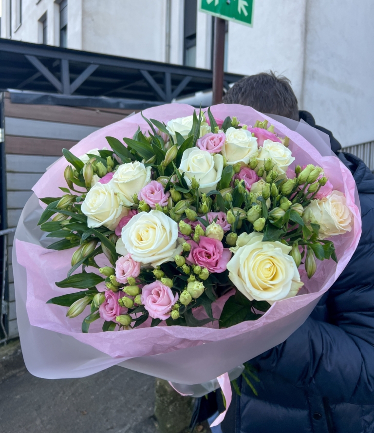 Zarter Blumenstrauß mit weißen Rosen und Lisianthus