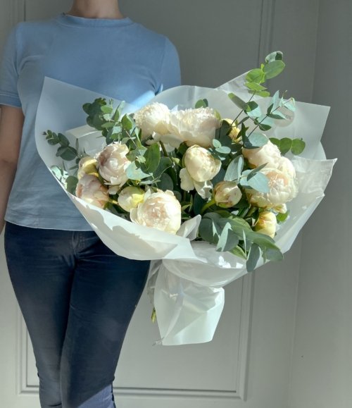 Blumenstrauß_Weiße_Pfingstrosen_und_Eukalyptus_1