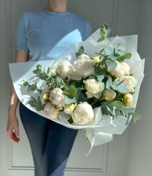 Blumenstrauß_Weiße_Pfingstrosen_und_Eukalyptus_2