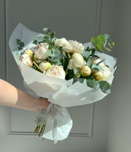 Blumenstrauß_Weiße_Pfingstrosen_und_Eukalyptus_3