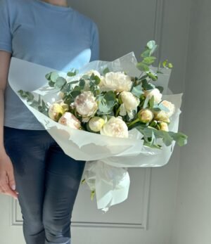 Blumenstrauß_Weiße_Pfingstrosen_und_Eukalyptus_4