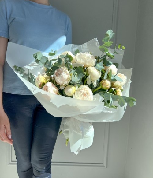 Blumenstrauß_Weiße_Pfingstrosen_und_Eukalyptus_4