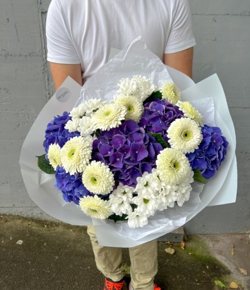 Blumenstrauß mit blauen Hortensien, weißen Gerbera und weißen Chrysanthemen im modernen Stil