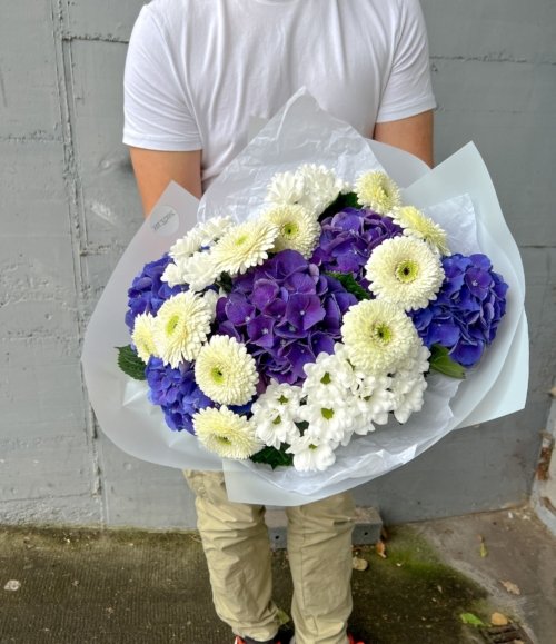 Detailaufnahme von blauen Hortensien im Blumenstrauß „Welle“