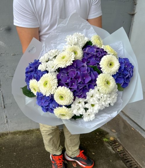 Weißer Gerbera und Chrysanthemen im frischen Blumenarrangement