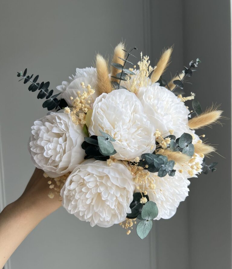 Brautstrauß aus Kunstblumen – Pfingstrosen, Eukalyptus und Trockenblumen im Boho-Stil