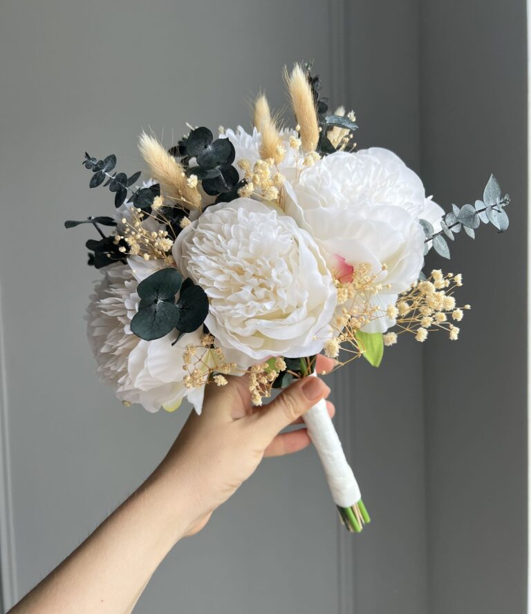 Künstlicher Brautstrauß mit Pfingstrosen und Eukalyptus – zeitlos und pflegeleicht