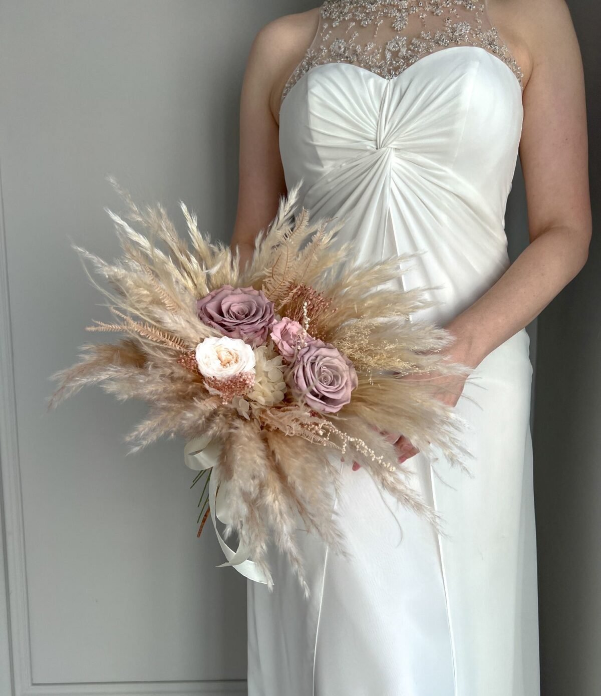 Trockenblumen Brautstrauß in Beige, Braun und Weiß