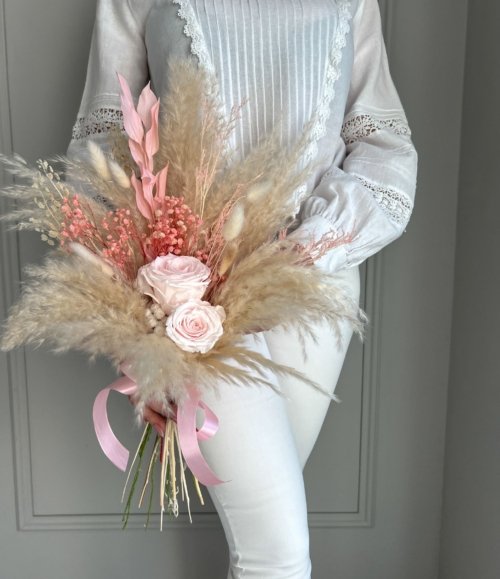 Trockenblumenstrauß Blush & Pampas mit rosa Infinity Rosen und Pampasgras