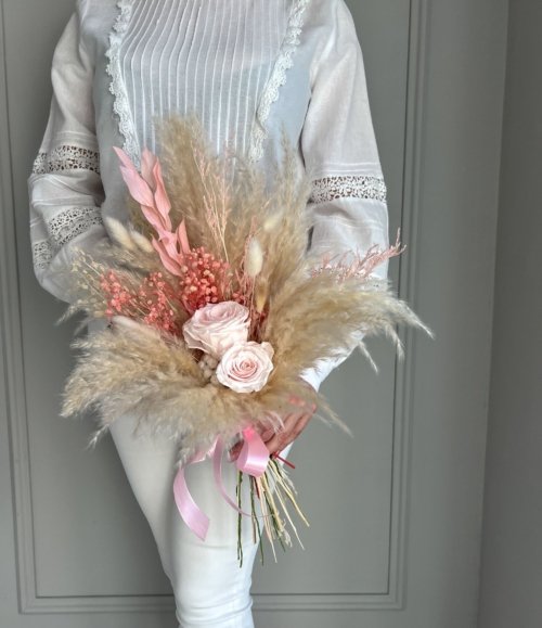 Langlebige Blumendekoration mit rosa Rosen und natürlichen Trockenblumen