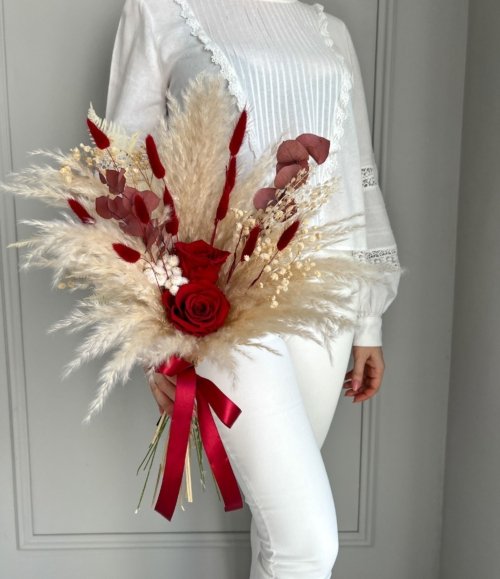 Trockenblumenstrauß Rote Rosen mit roten Infinity Rosen und Pampasgras