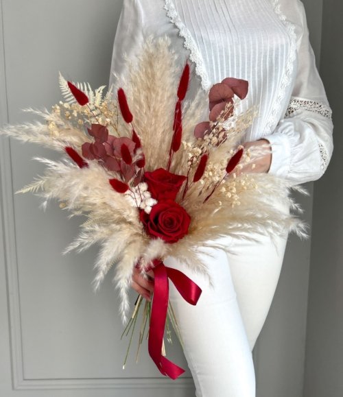Elegante Blumendekoration in Rot und Beige mit Infinity Rosen