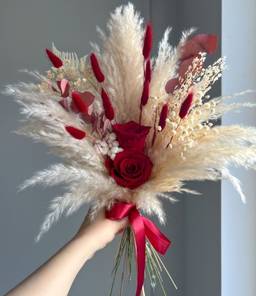 Langlebiges Geschenk mit roten Infinity Rosen und Trockenblumen