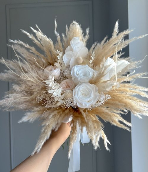 Eleganter Trockenblumenstrauß mit konservierten weißen Rosen und Trockenblumen