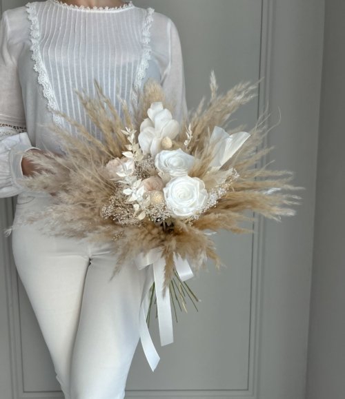 Handgefertigte Blumendekoration in Weiß und Beige mit Infinity Rosen