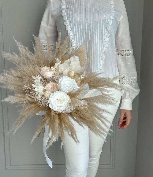 Langlebiger Blumenstrauß mit Pampasgras und weißen konservierten Rosen