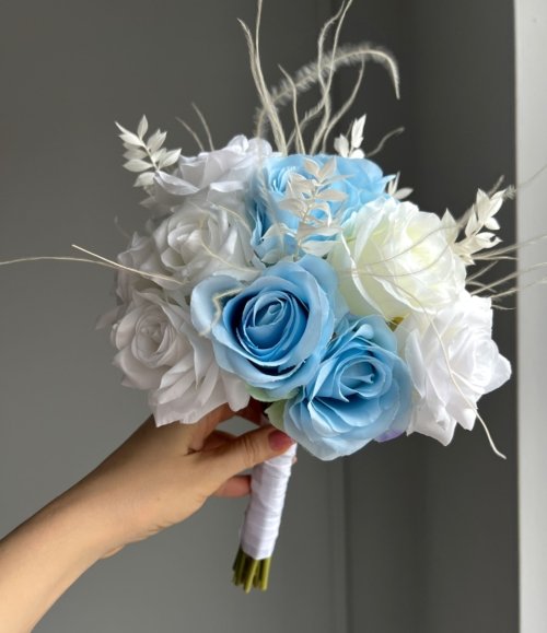 Kunstblumen_Brautstrauß_Weiße_und_blaue_Rosen_1