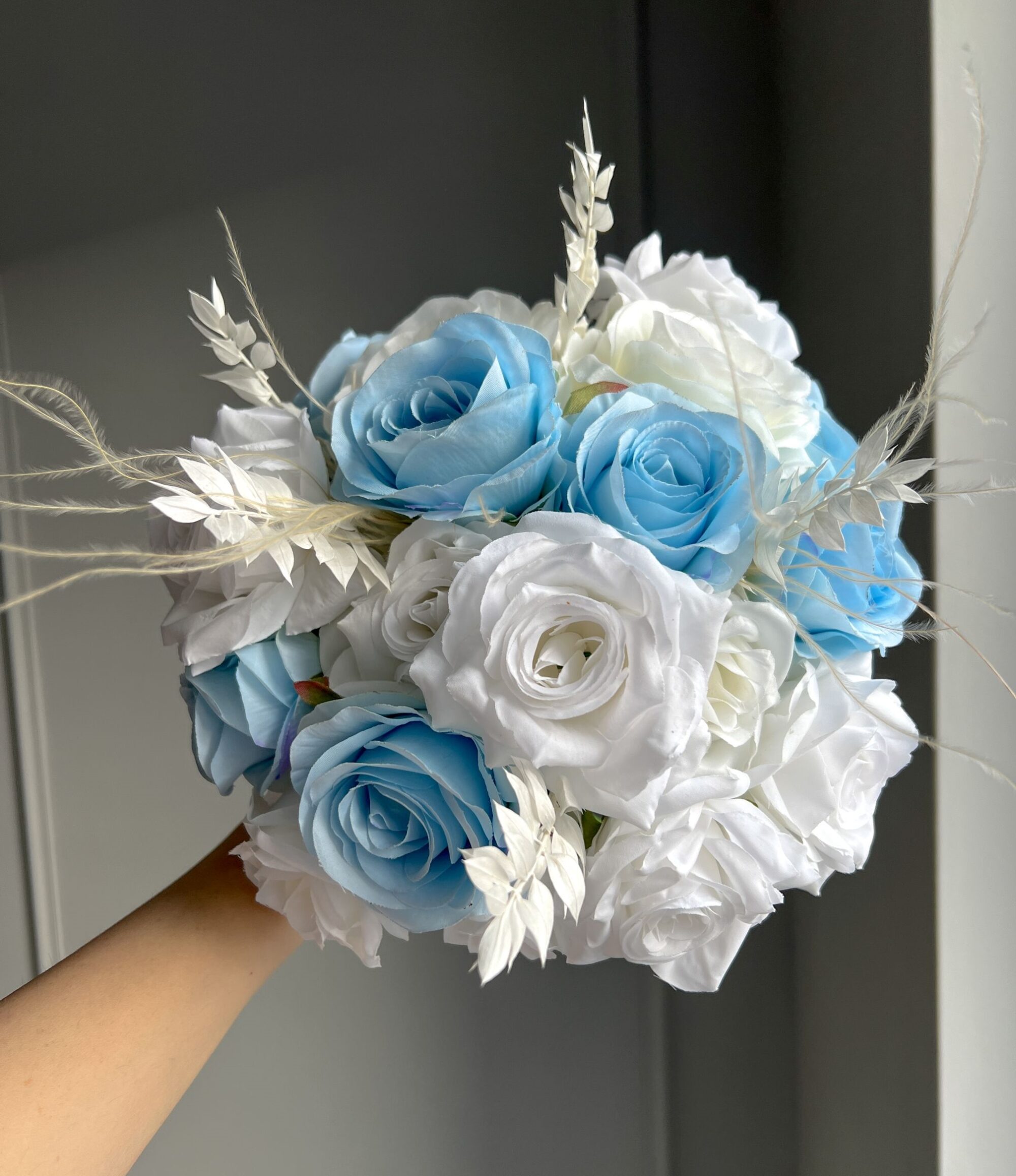 Kunstblumen_Brautstrauß_Weiße_und_blaue_Rosen_2