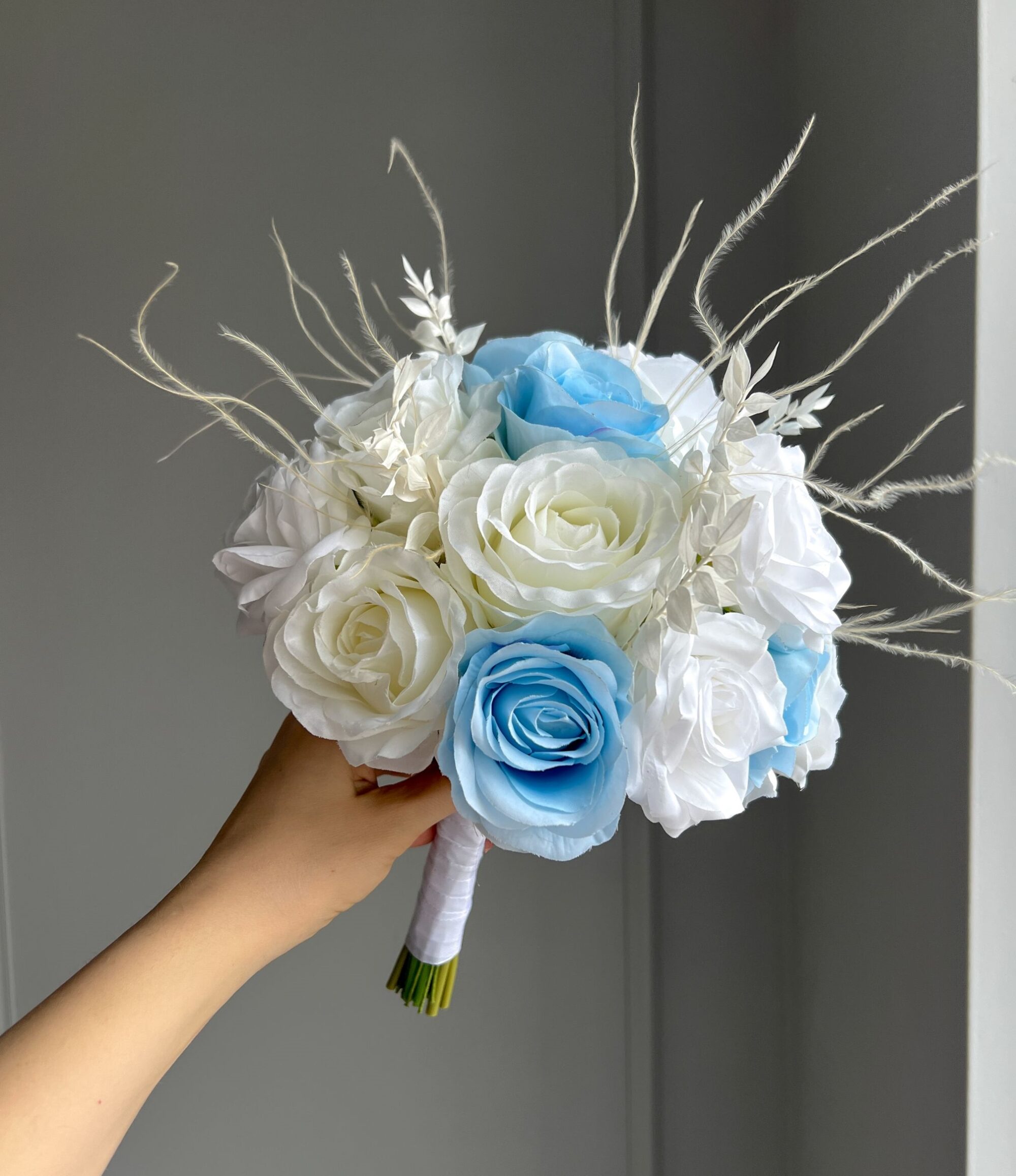 Kunstblumen_Brautstrauß_Weiße_und_blaue_Rosen_3