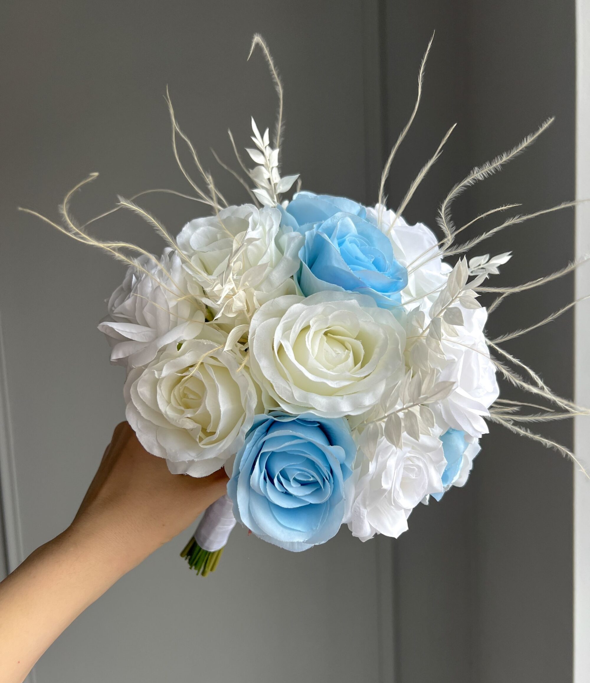 Kunstblumen_Brautstrauß_Weiße_und_blaue_Rosen_4