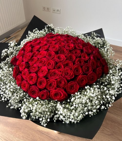Blumenstrauß_100_Rosen_und_Schleierkraut_1
