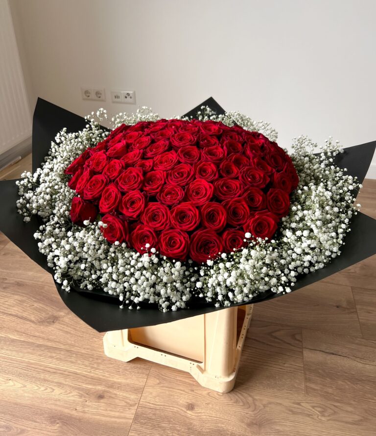 Blumenstrauß_100_Rosen_und_Schleierkraut_3