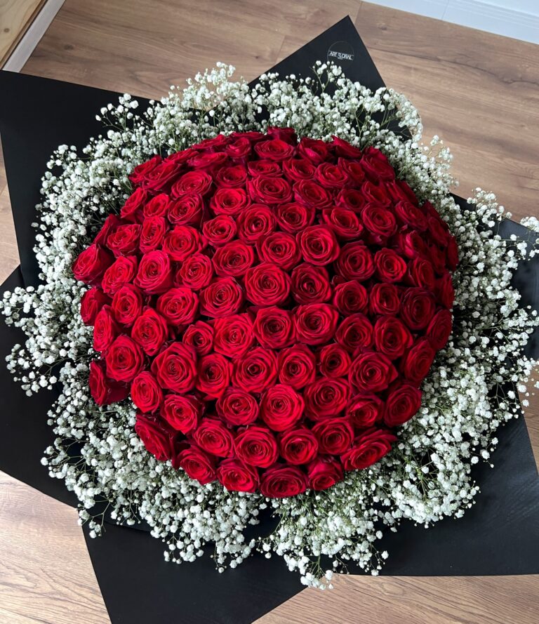 Frischblumen Blumenstrauß_100_Rosen_und_Schleierkraut_4