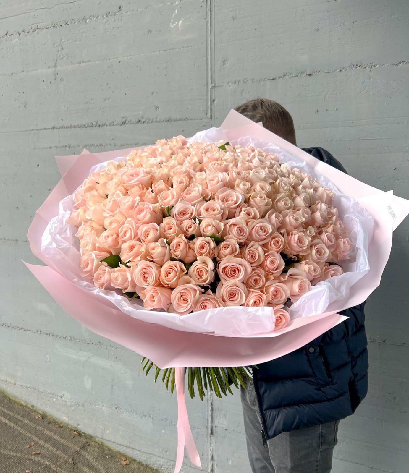 Blumenstrauss 100 rosa Rosen 1 scaled