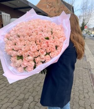 Blumenstrauß_100_rosa_Rosen_3