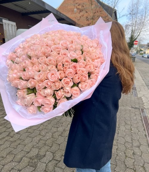 Blumenstrauß_100_rosa_Rosen_3