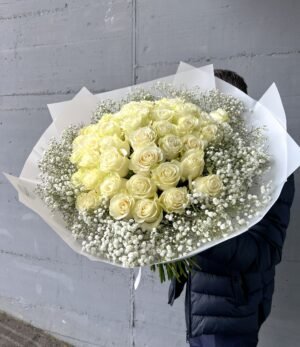 Blumenstrauß_Weiße_Rosen_und_Schleierkraut_1