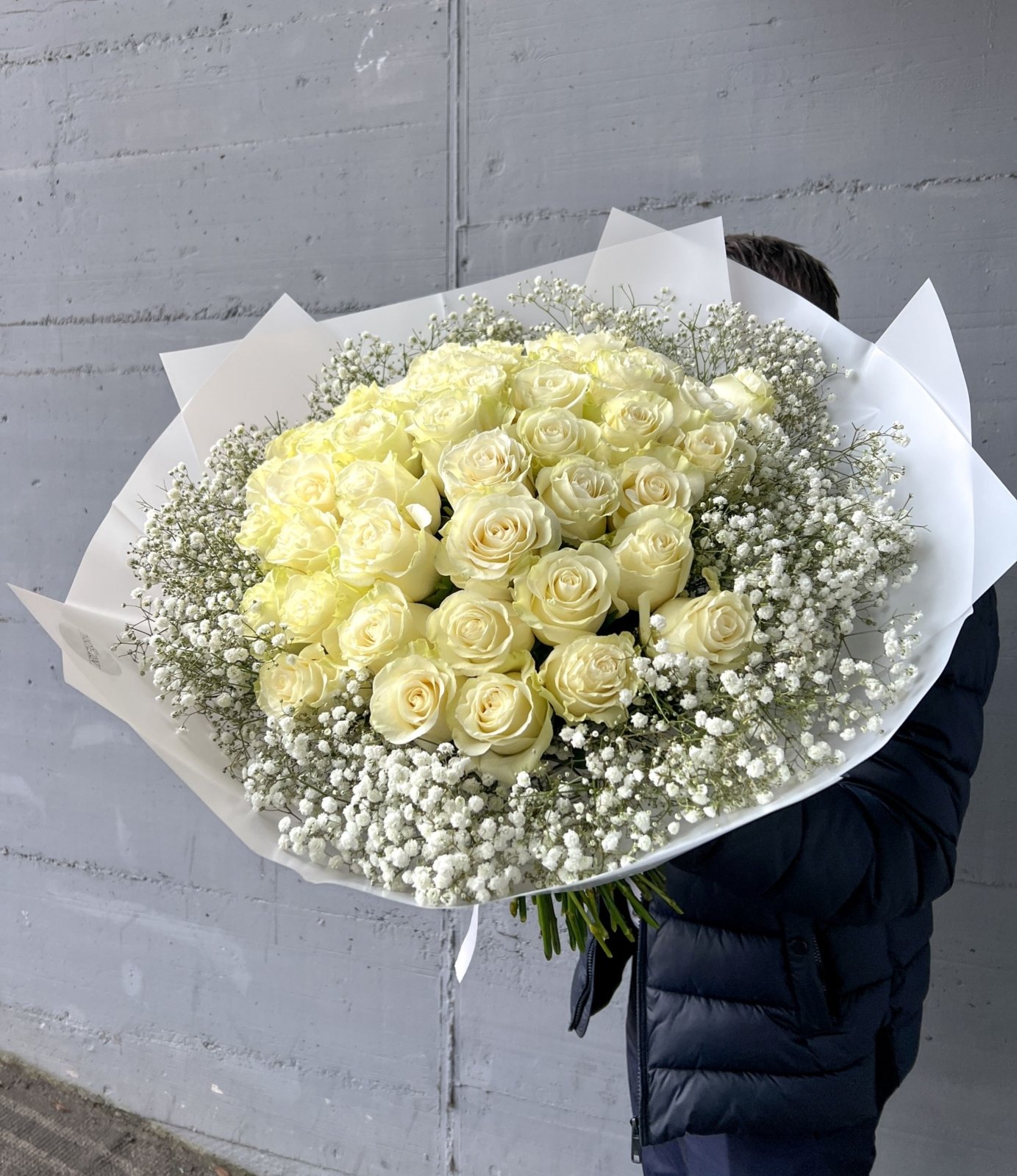 Blumenstrauß „Weiße Rosen und Schleierkraut“