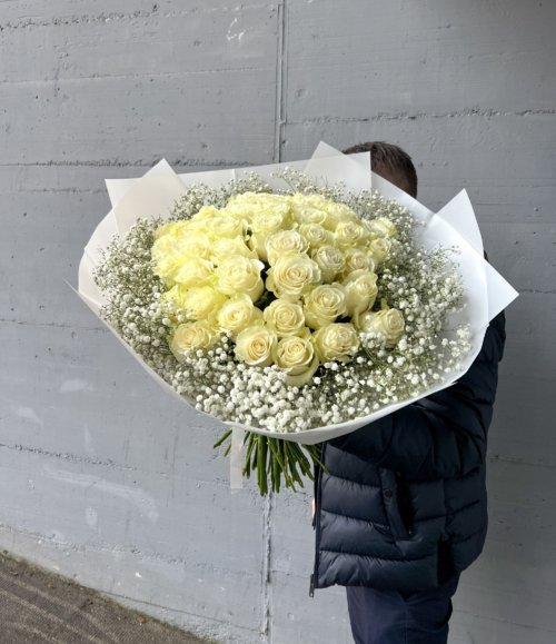 Blumenstrauß_Weiße_Rosen_und_Schleierkraut_2