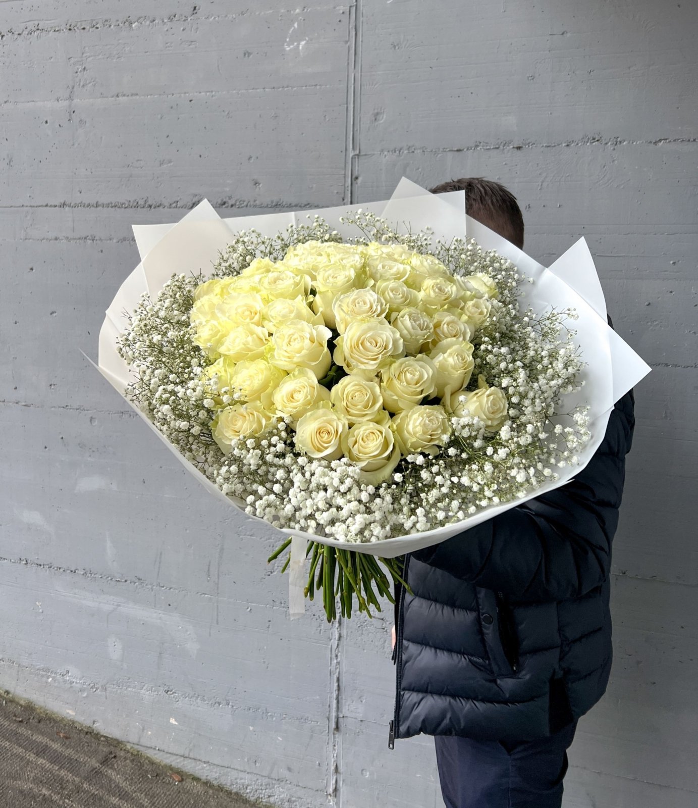 Blumenstrauß „Weiße Rosen und Schleierkraut“