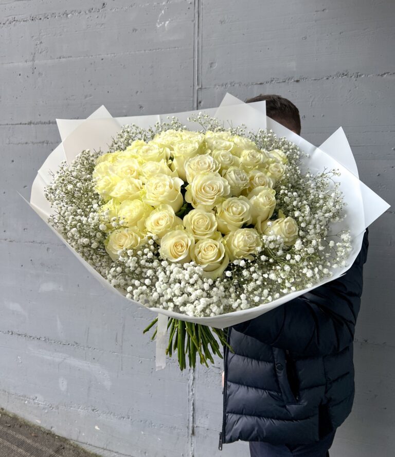 Blumenstrauß_Weiße_Rosen_und_Schleierkraut_4