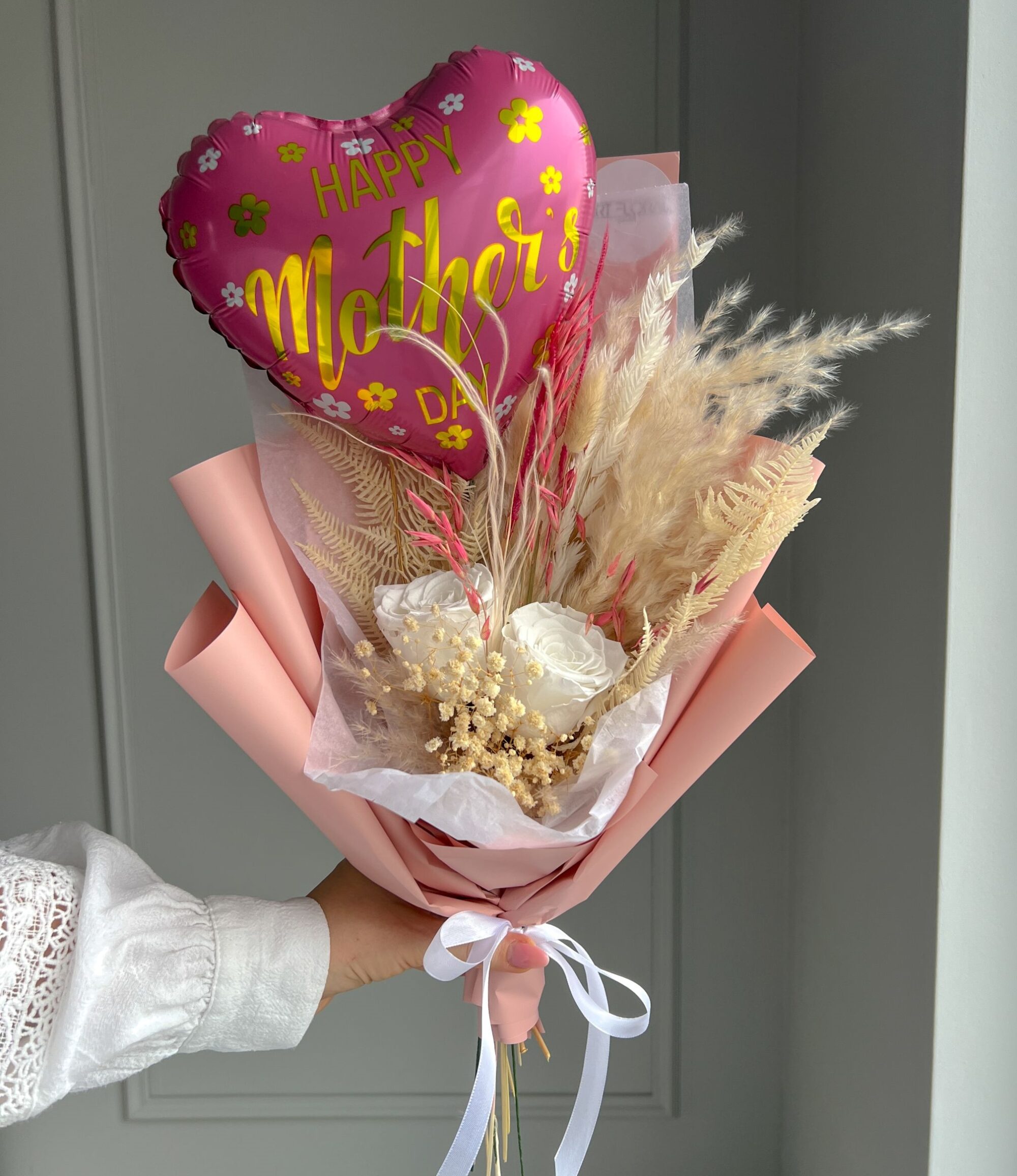 Trockenblumenstrauß mit Infinity Rosen Muttertag und Luftballon