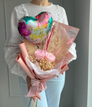 Trockenblumenstrauß mit Infinity Rosen Muttertag und Luftballon