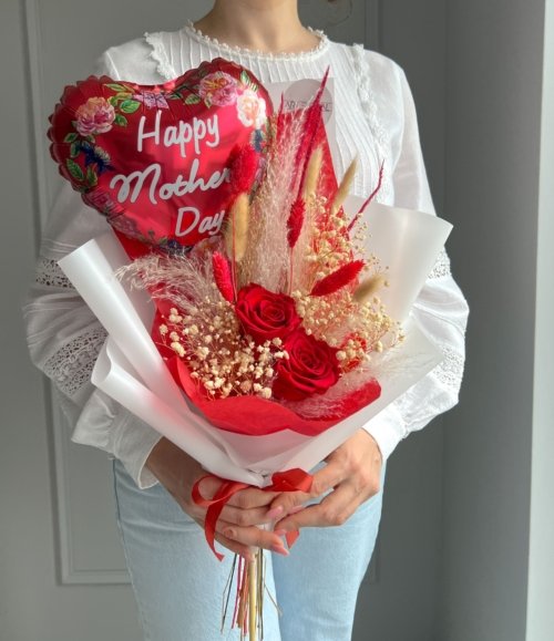 Trockenblumenstrauß „Muttertagsherz“ mit roten Rosen und Herzballon