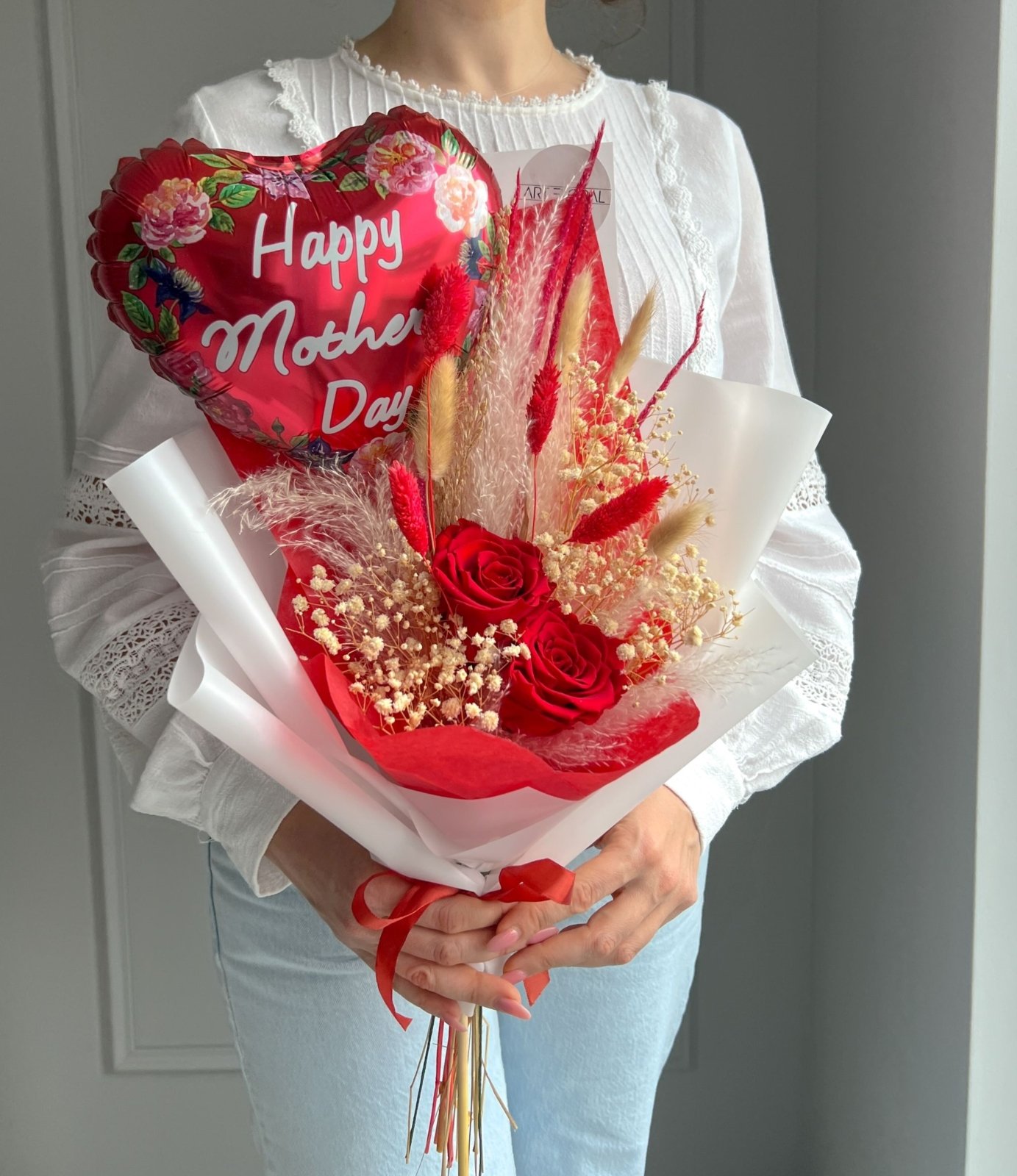 Trockenblumenstrauß „Muttertagsherz“ mit roten Rosen und Herzballon