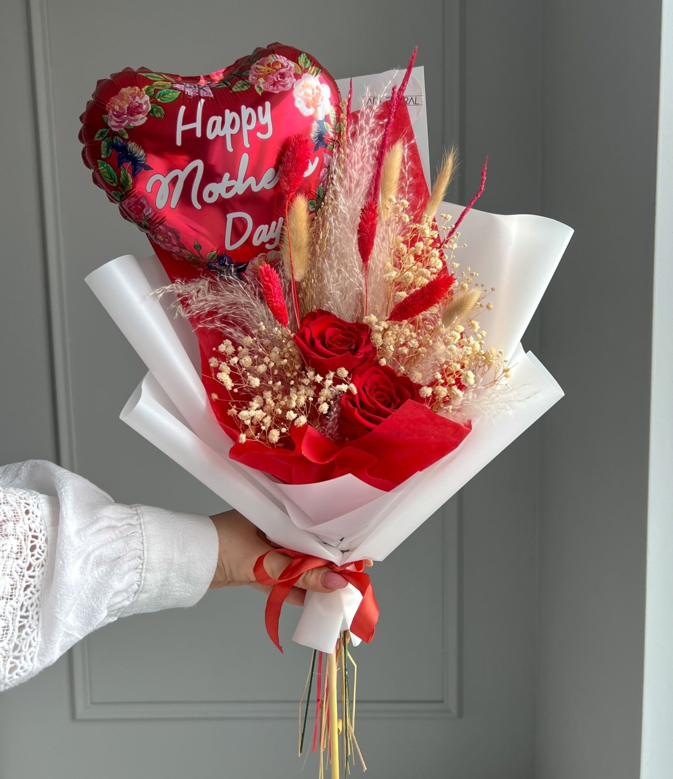 Trockenblumenstrauß „Muttertagsherz“ mit roten Rosen und Herzballon