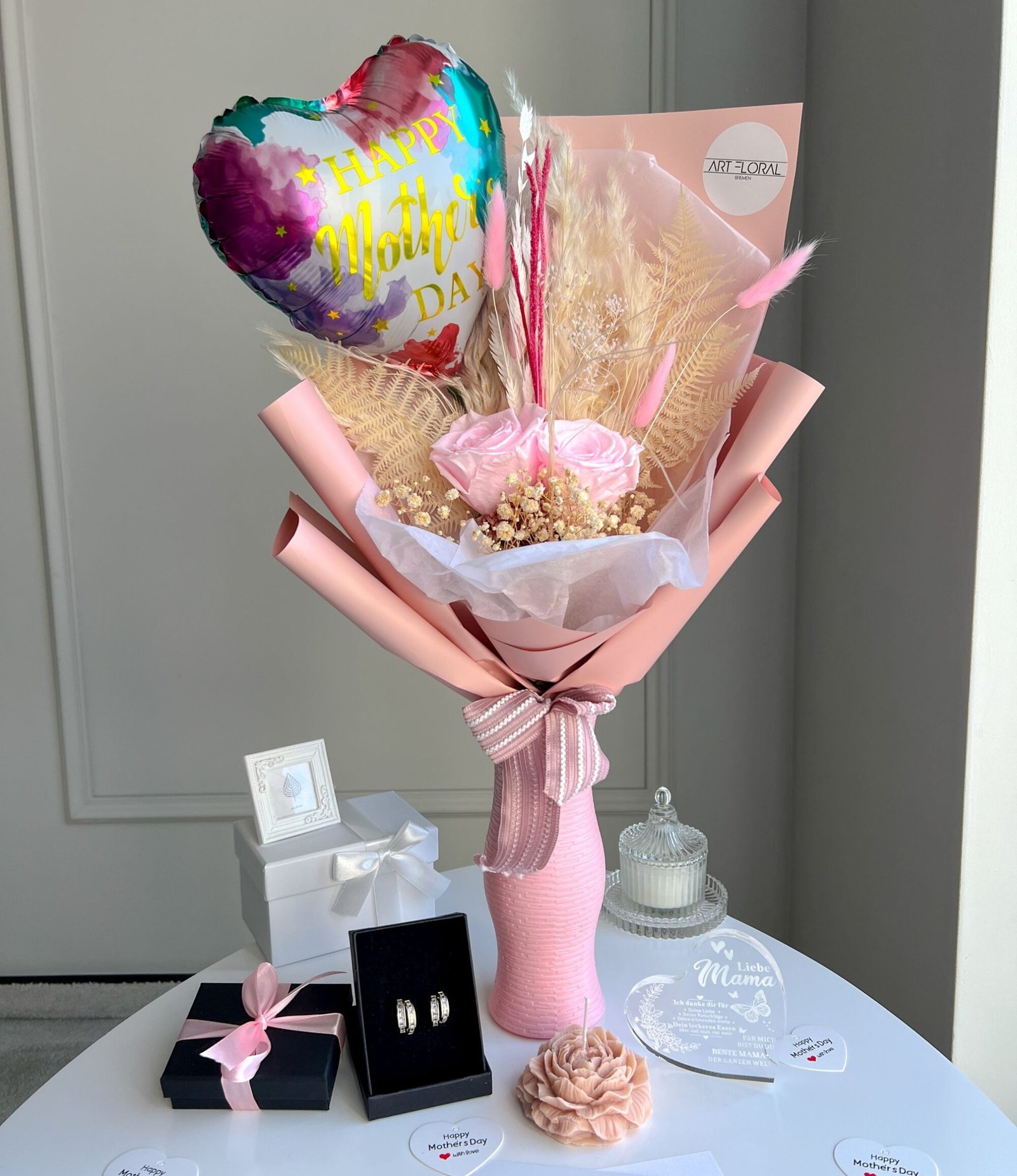 Muttertags-Geschenkset aus Trockenblumenstrauß, Schmuck und Deko